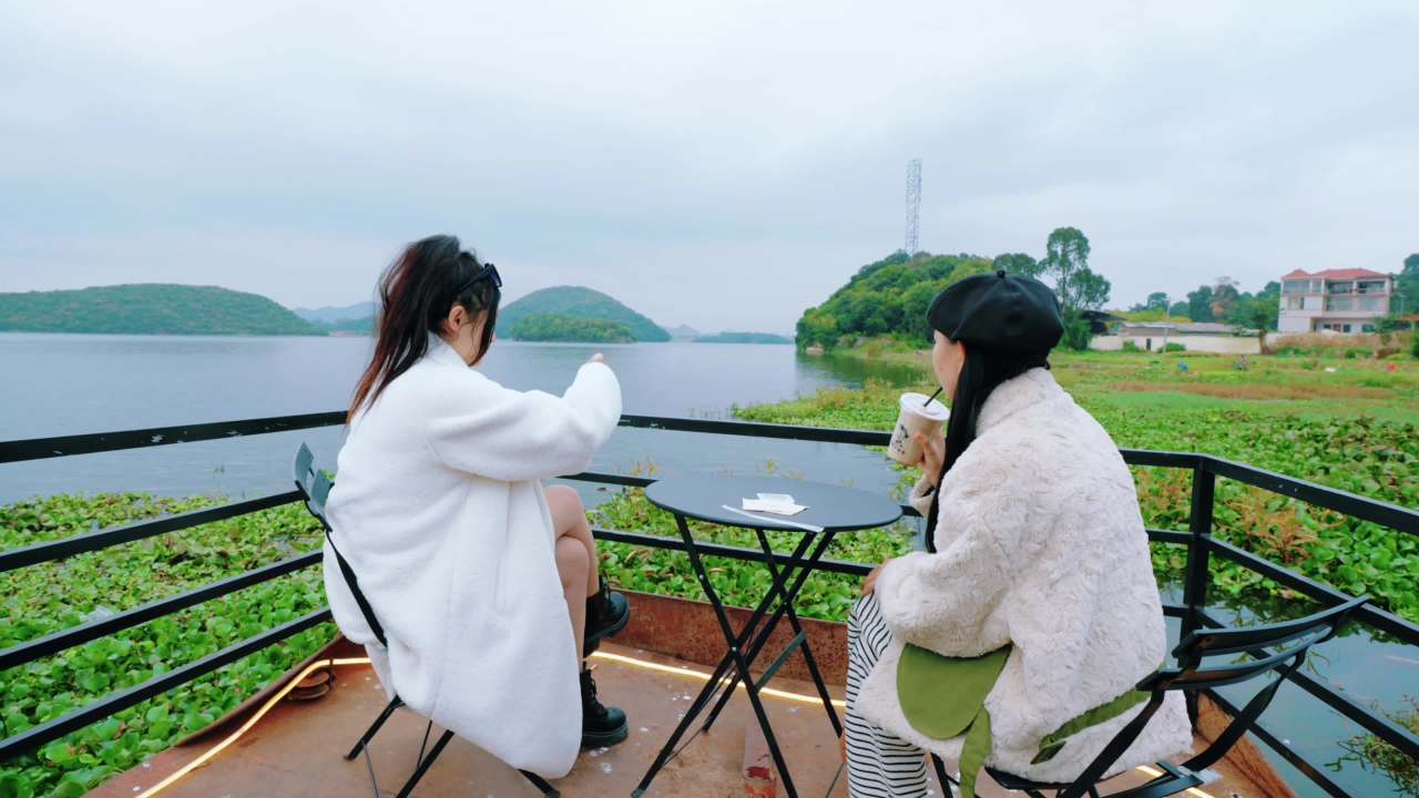 湖边咖啡时光