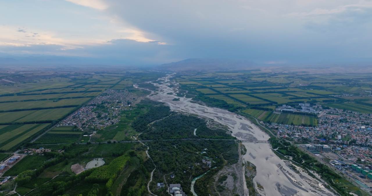 新疆伊犁河流与农田航拍