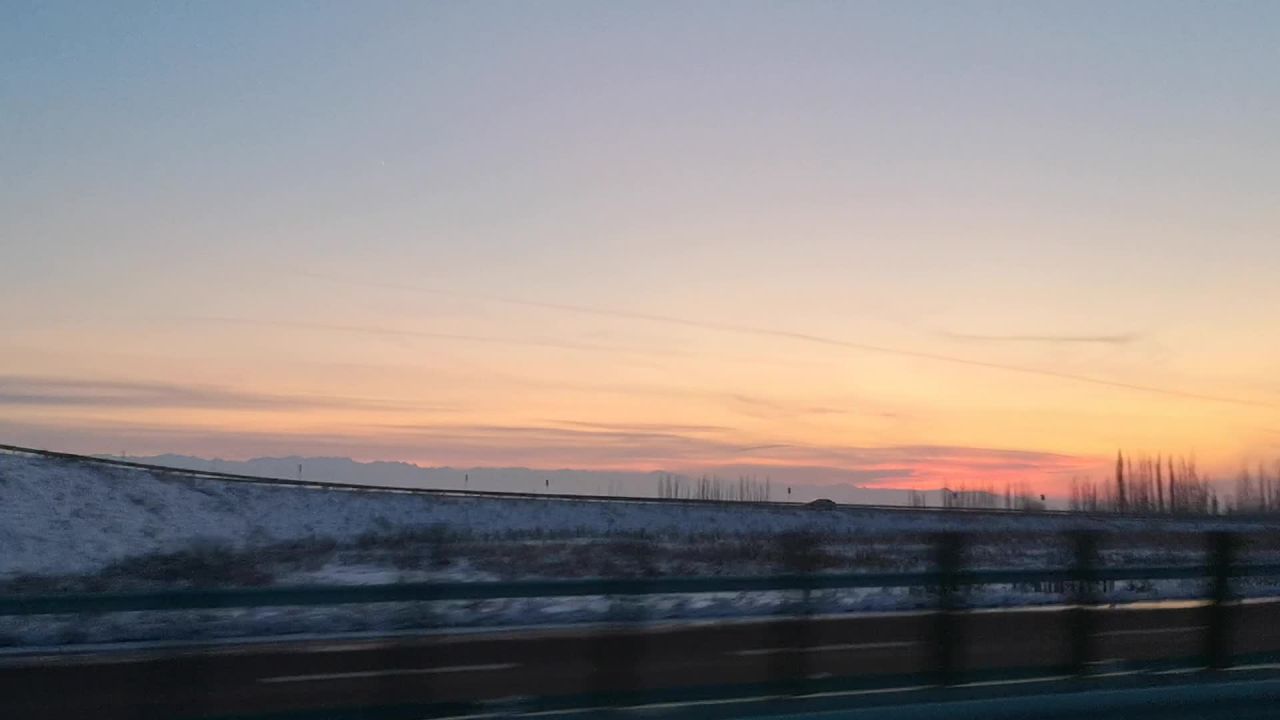 冬日夕阳下的公路