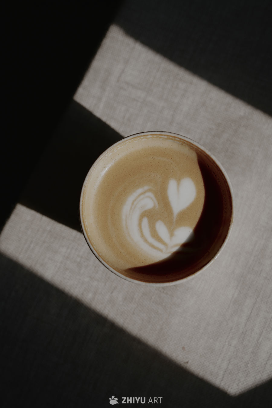 晨光中的咖啡拉花