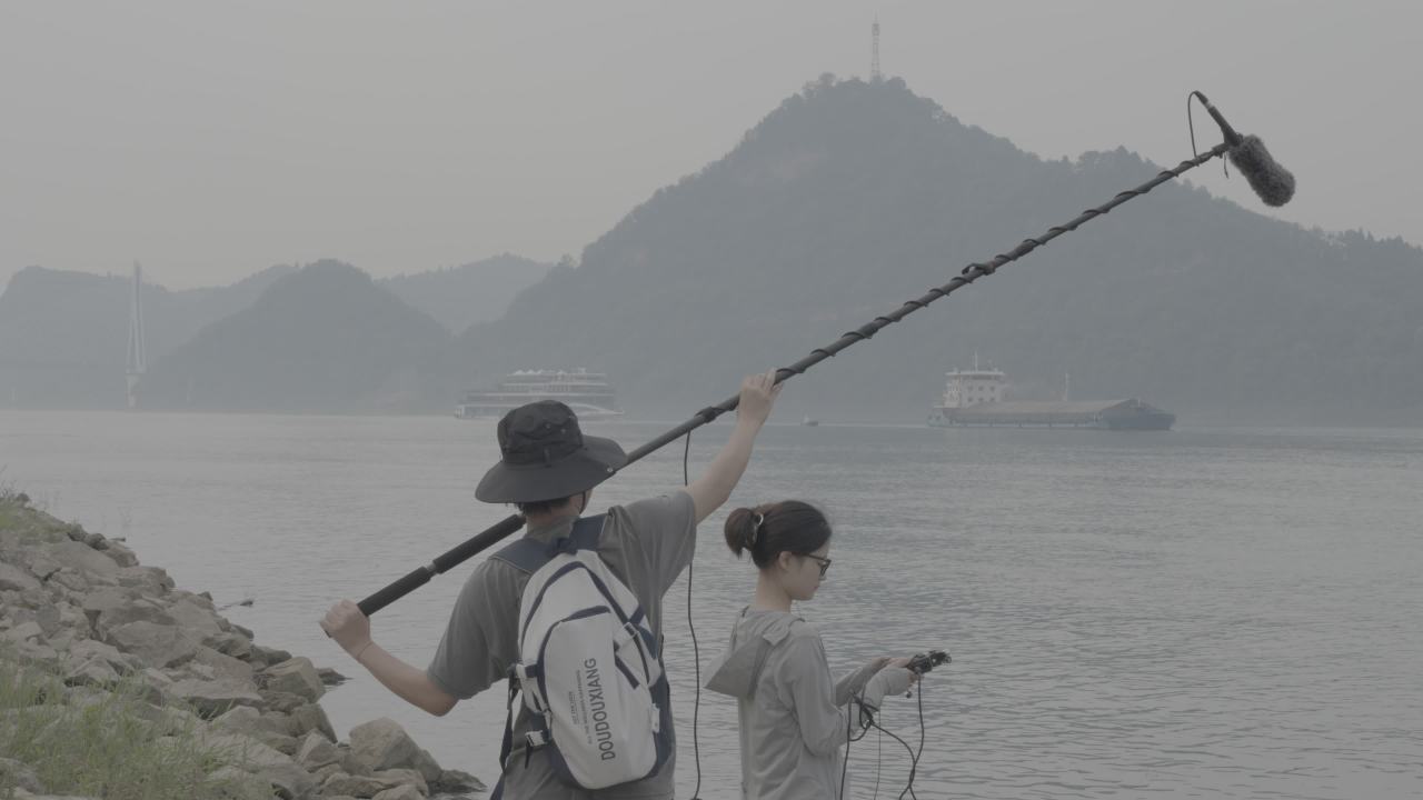河流边的自然纪录片