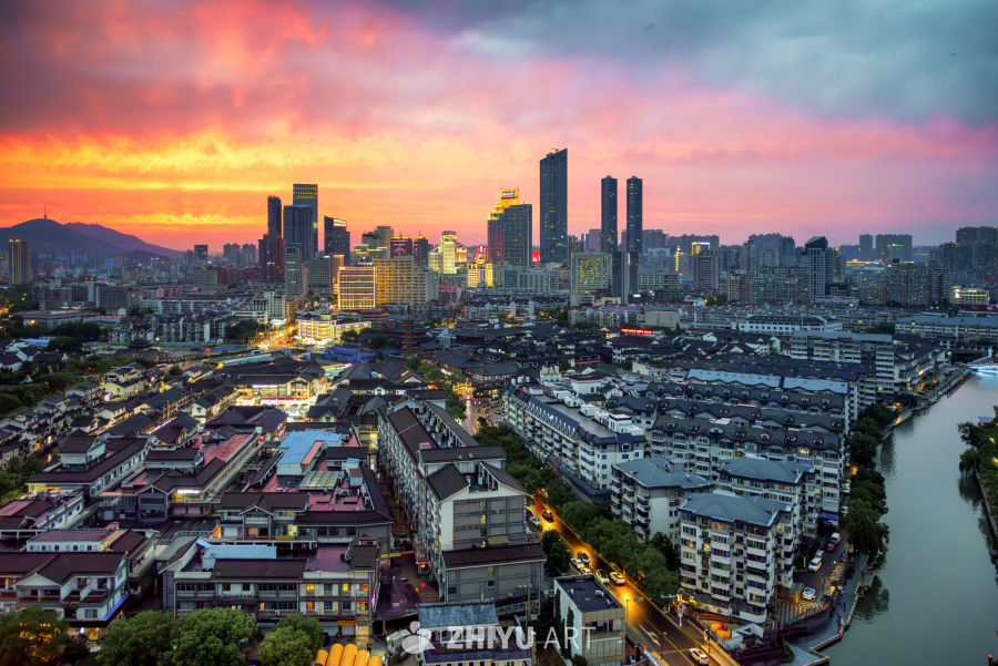 日落下的城市剪影