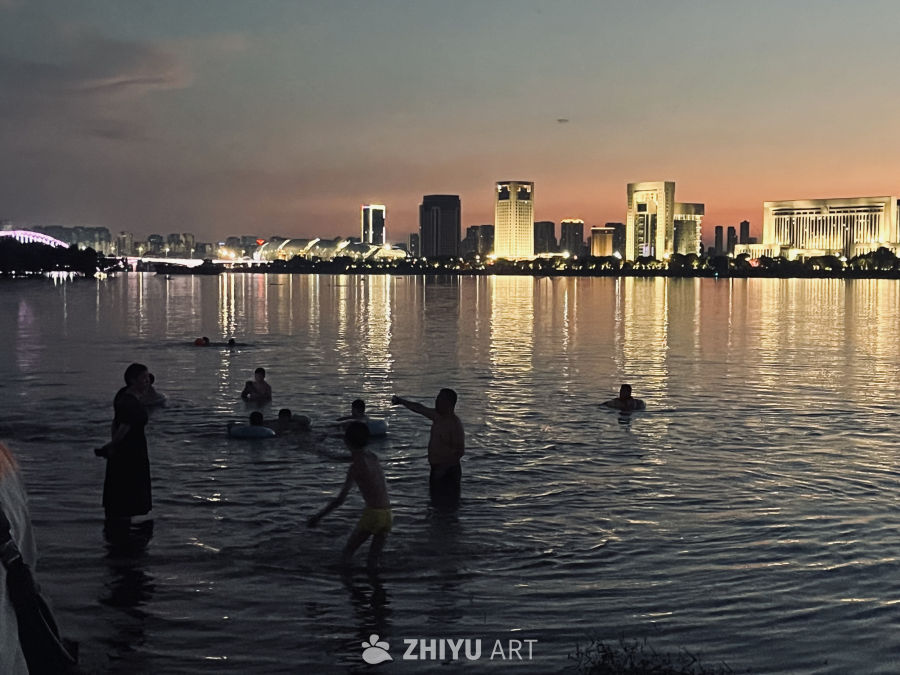 黄昏湖畔的都市休闲时光