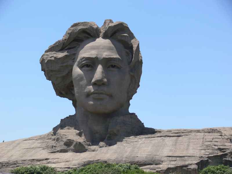 青年毛泽东雕像