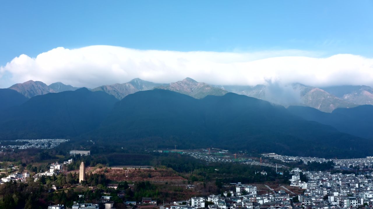 云南大理苍山下的古城城市建筑风光航拍