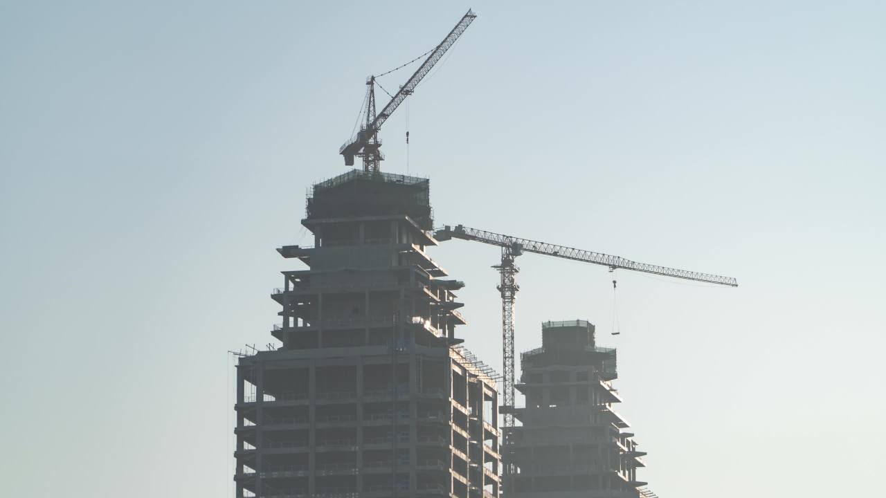 城市崛起：高楼建设中的繁忙景象