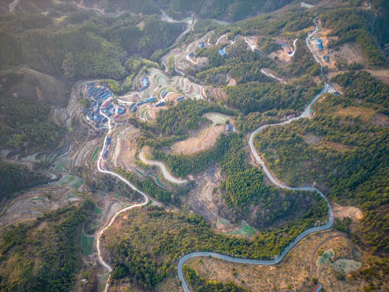 大山深处居民房屋航拍图 