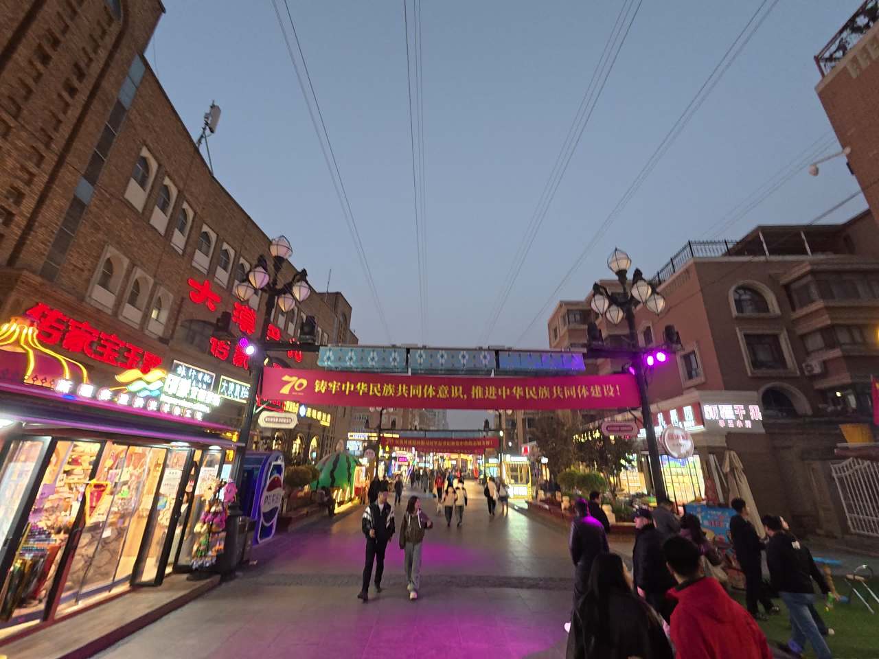 夜晚繁华步行街