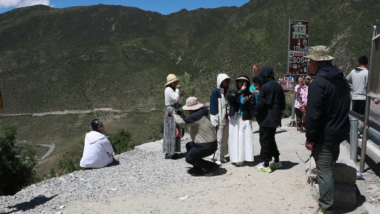 318国道72拐观景台登山者合影留念