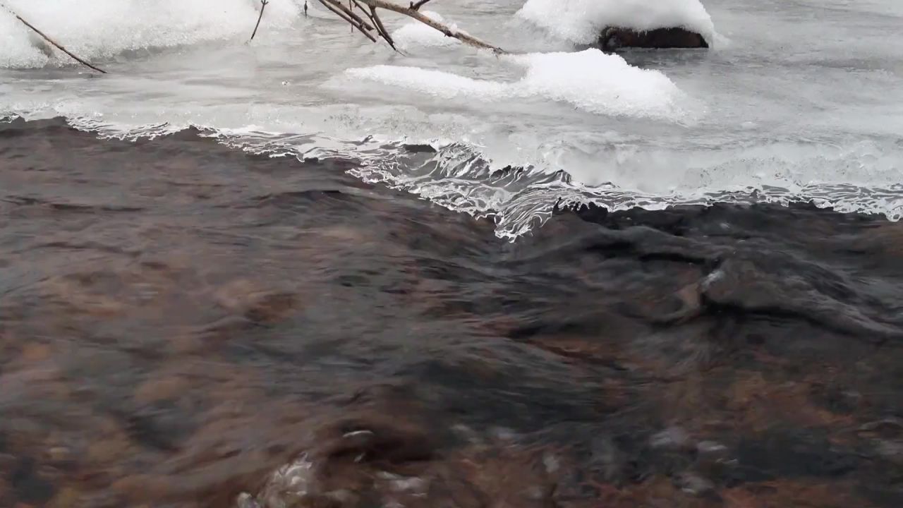 冰冻的小溪河冻结