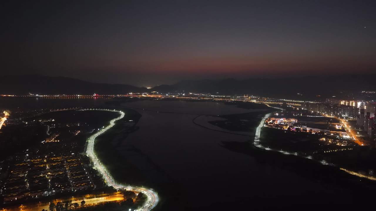 夜幕下的城市与河流
