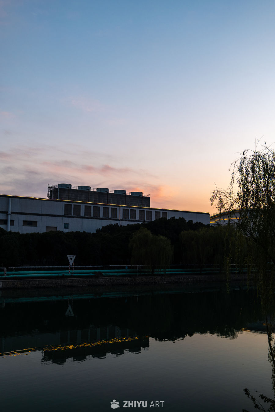 黄昏河畔的工业剪影