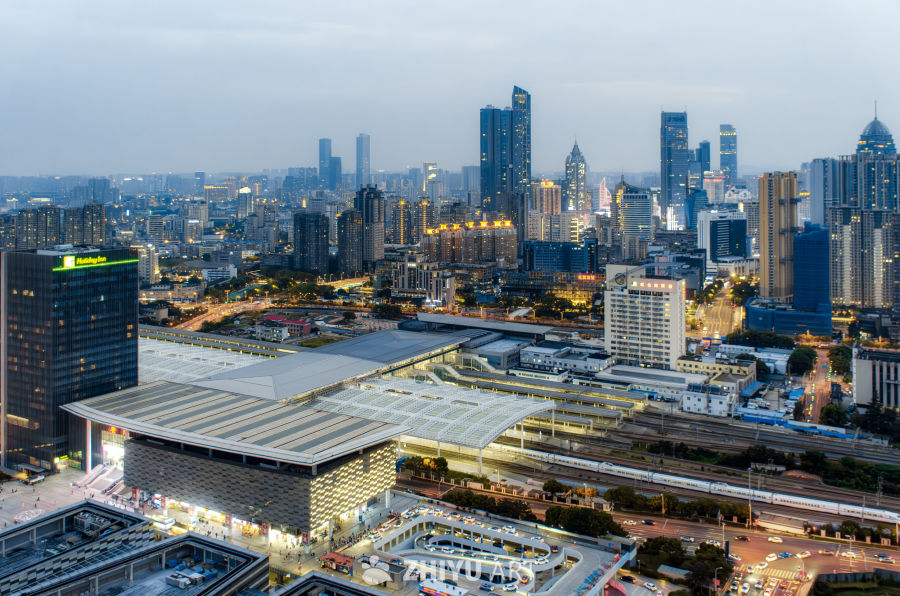 都市夜景：灯火辉煌的交通枢纽