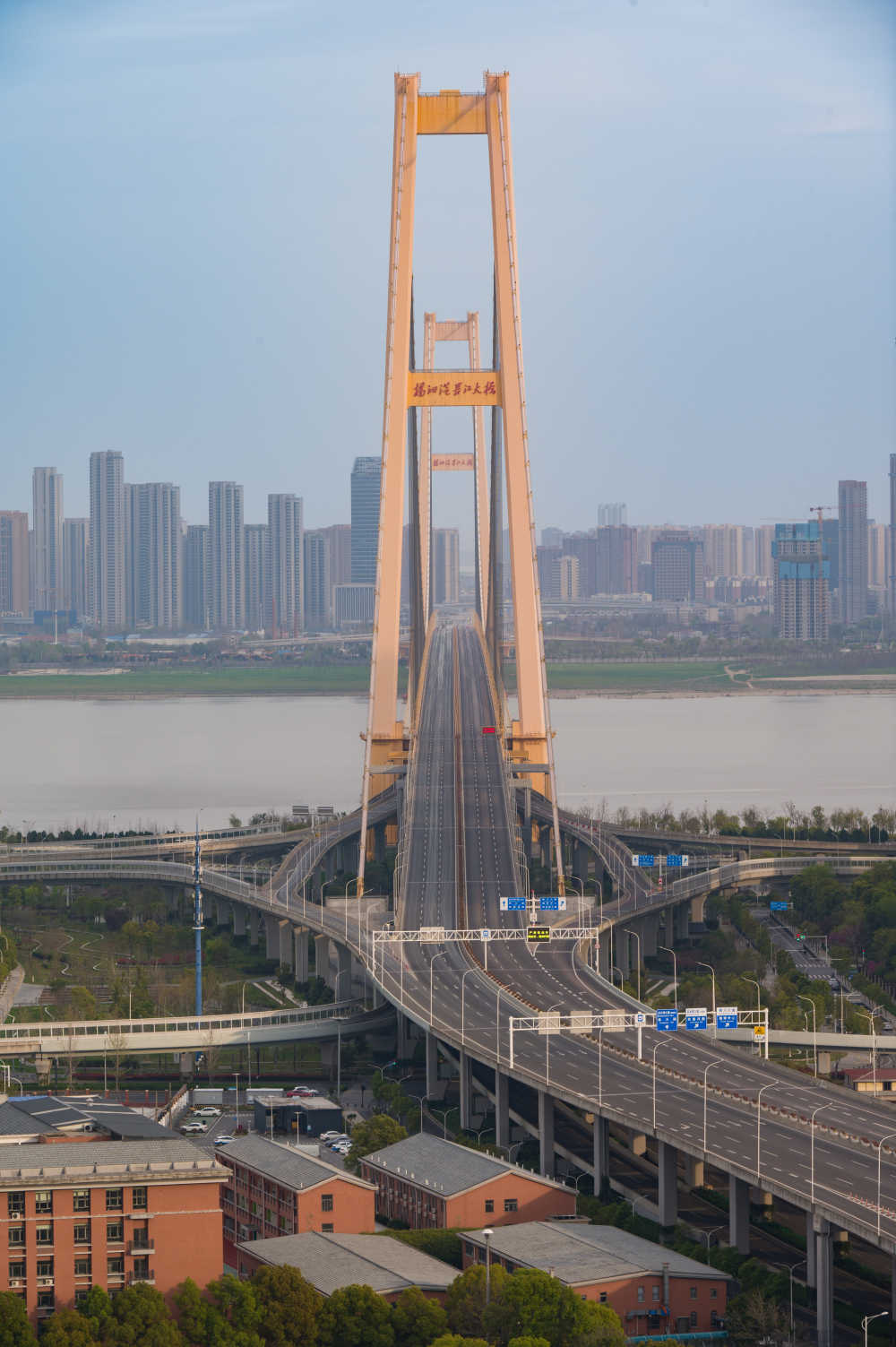 杨泗港长江大桥特写