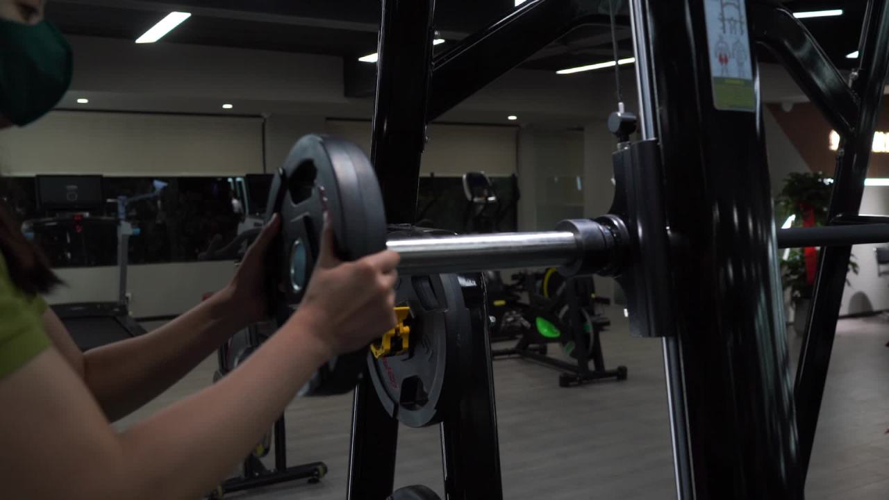 健身房里的杠铃深蹲