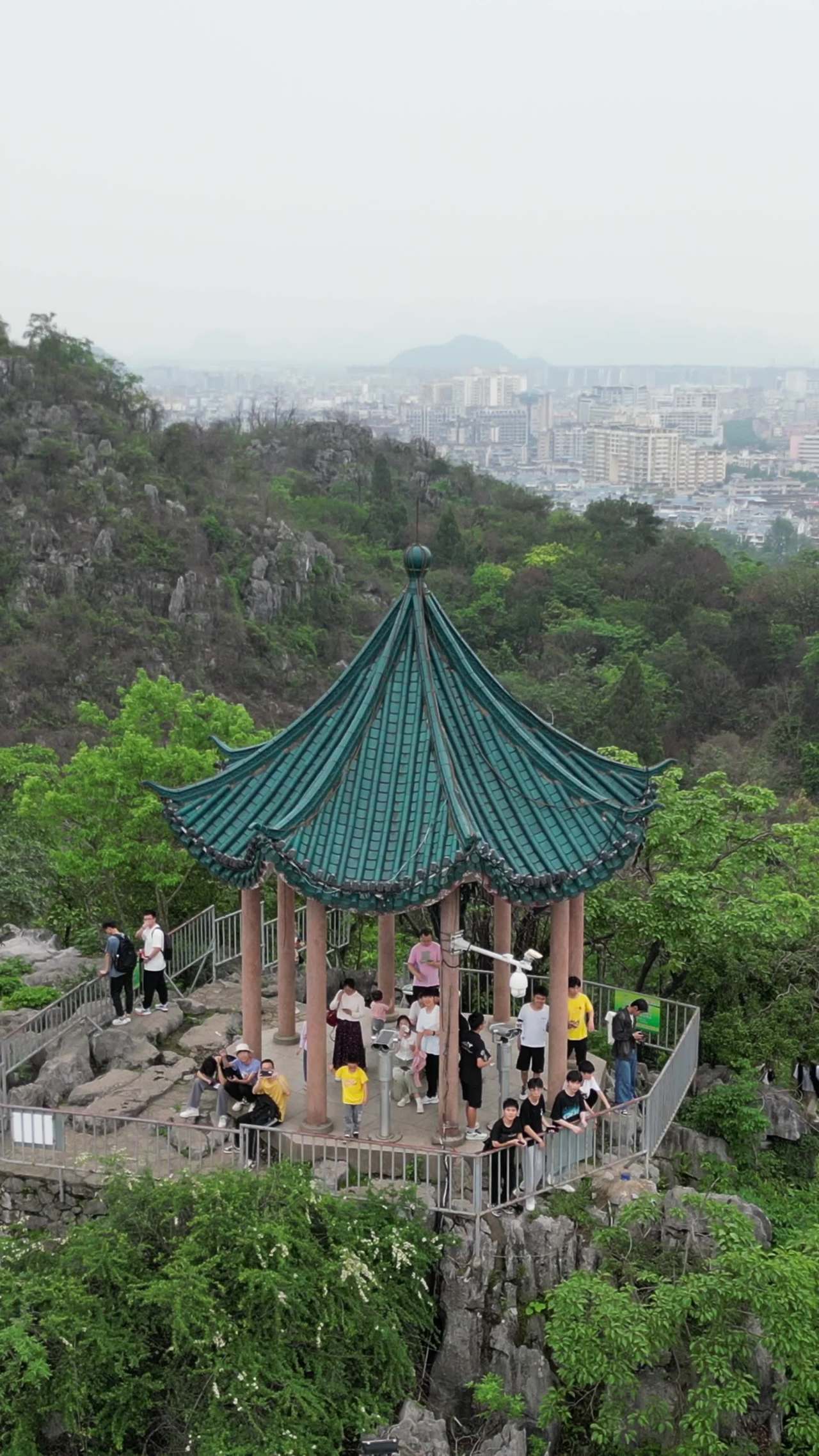 山顶观景亭的悠闲时光