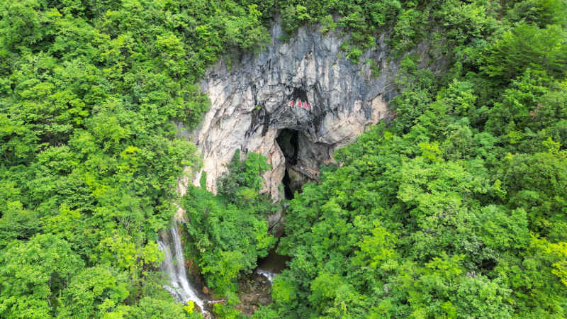 航拍湖北神农架天生桥景区
