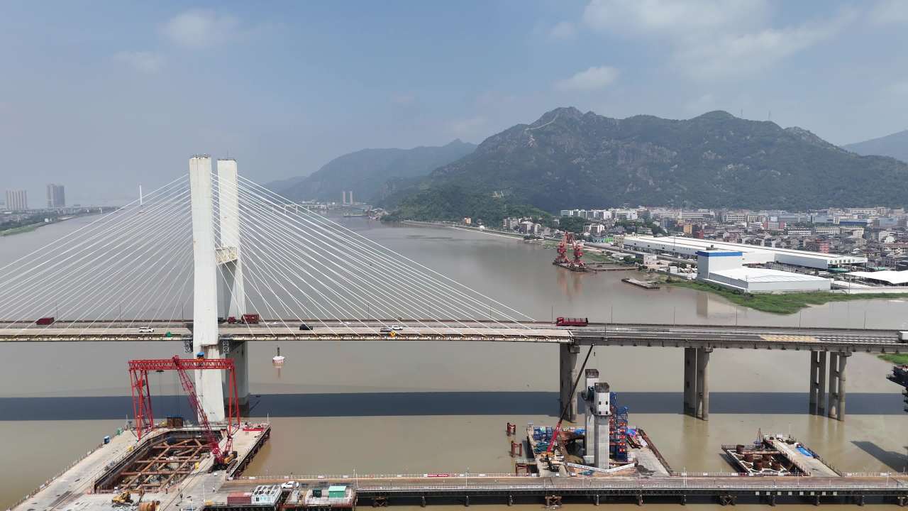 江上悬索桥与城市风光