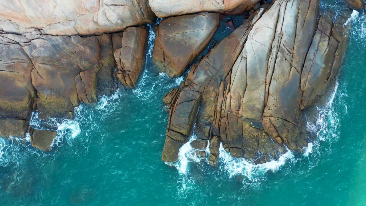珠海东澳岛二四年十月海边岩石及浪花四