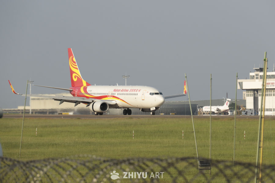 海南航空飞机在机场跑道上