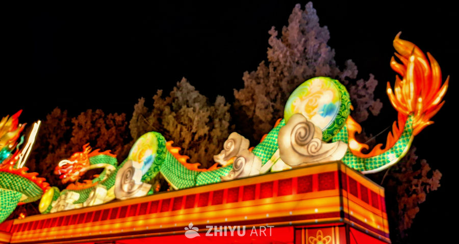 夜幕下的龙形建筑