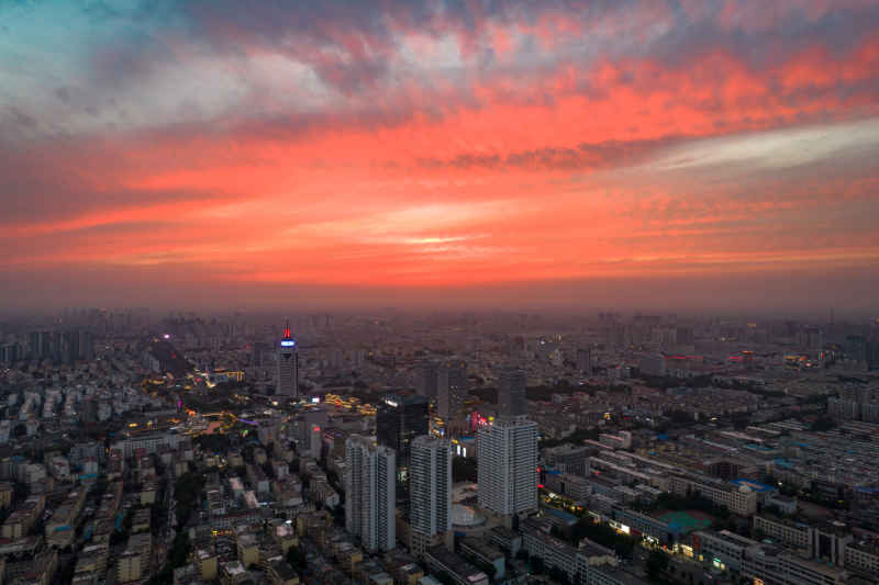 城市日落晚霞夕阳火烧云航拍摄影图