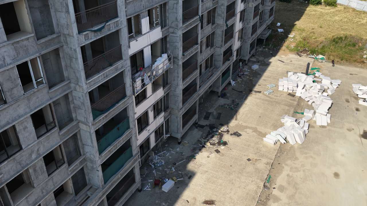 未完工的高楼与废墟