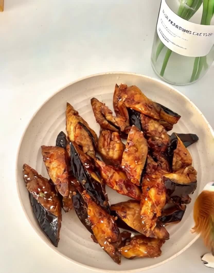 芝麻炸茄子佐花瓶绿植静物美食摄影