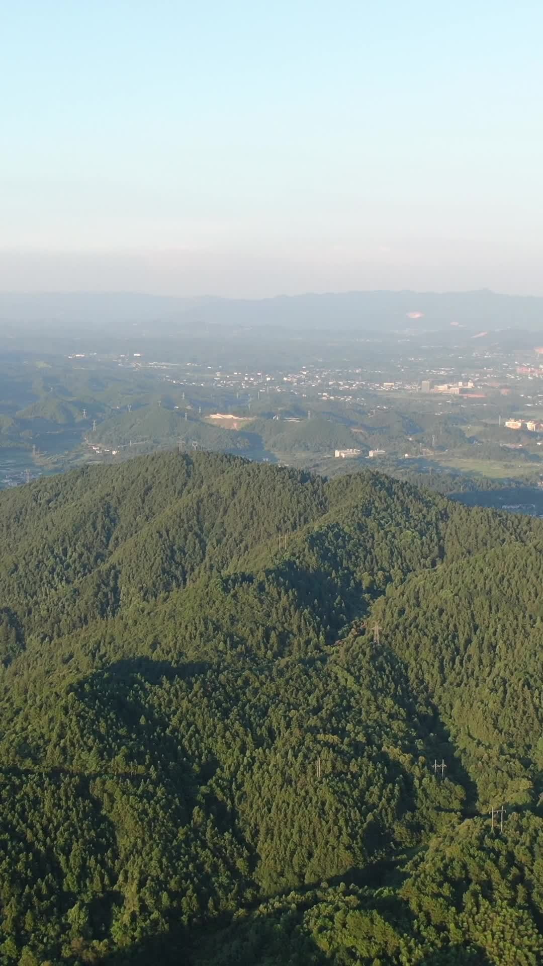 晨曦中的山林与城市
