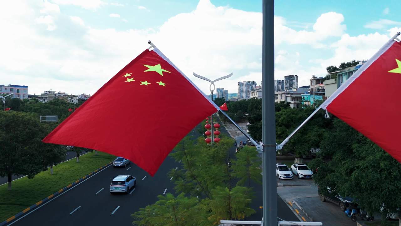 城市街道国旗飘扬