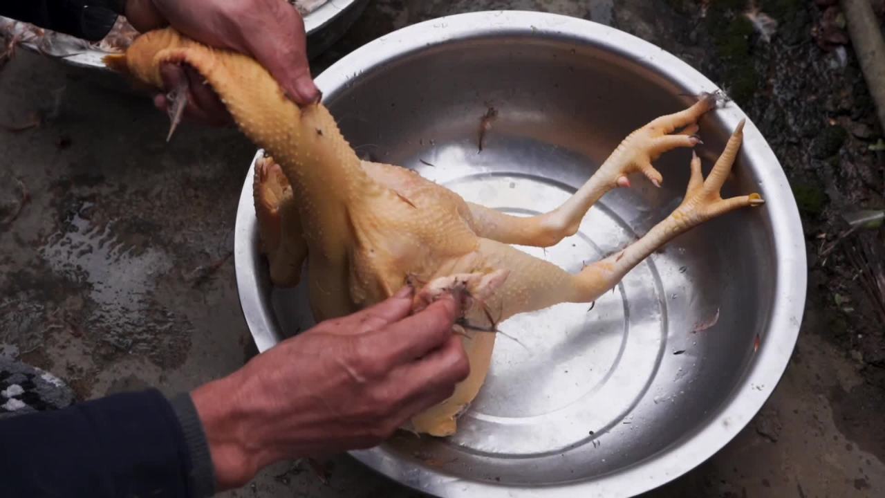手工清洗鸡肉