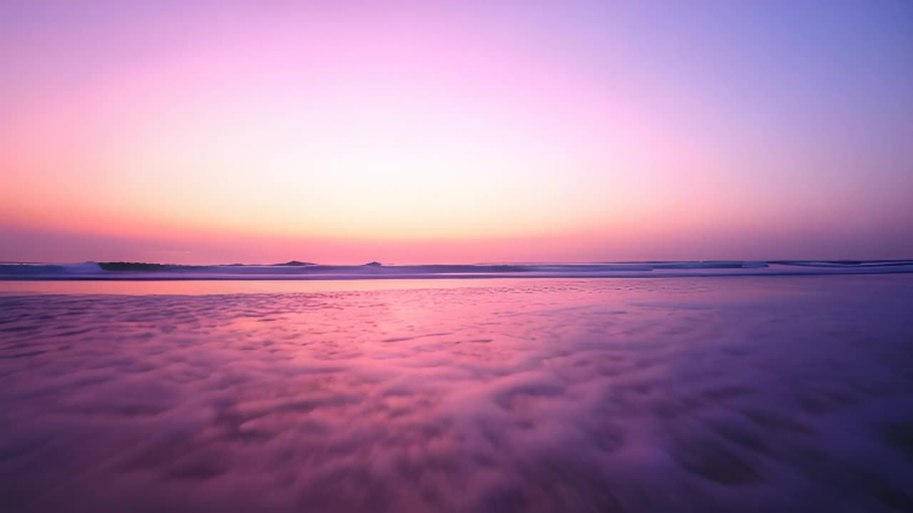 海滩上，海浪拍打着海岸，天空呈现出粉色和紫色的日落