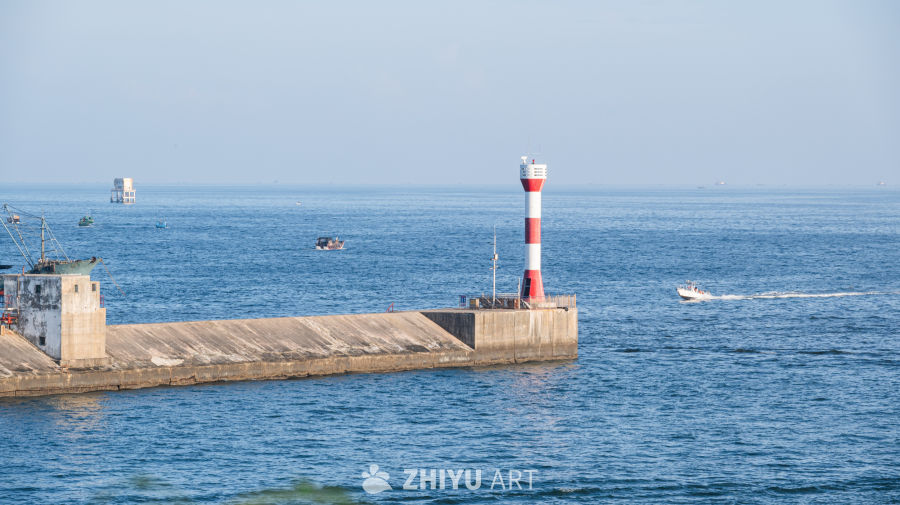 灯塔与海洋的宁静时刻
