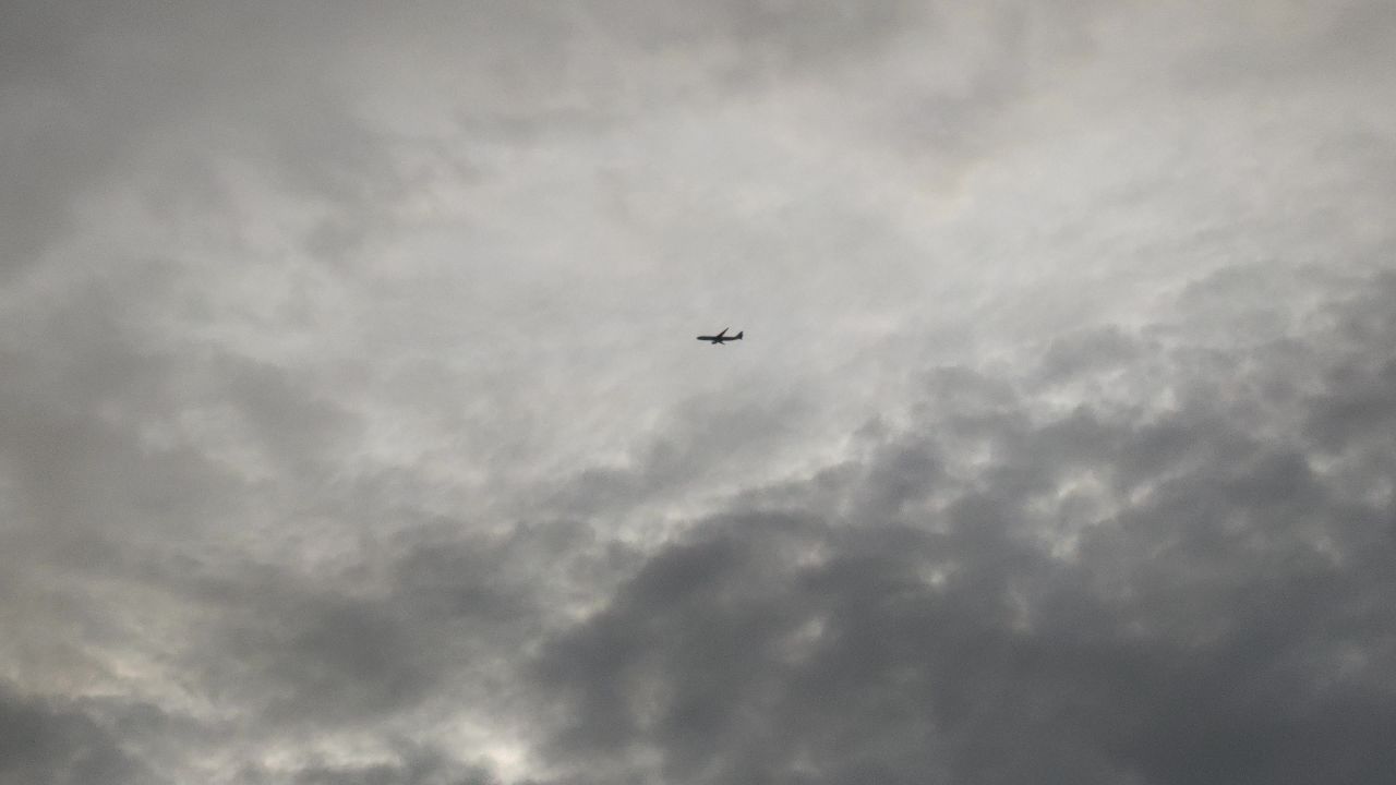 云层下的飞机