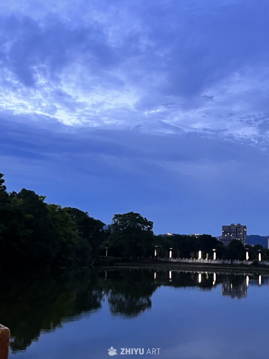 湖畔夜色静谧时光