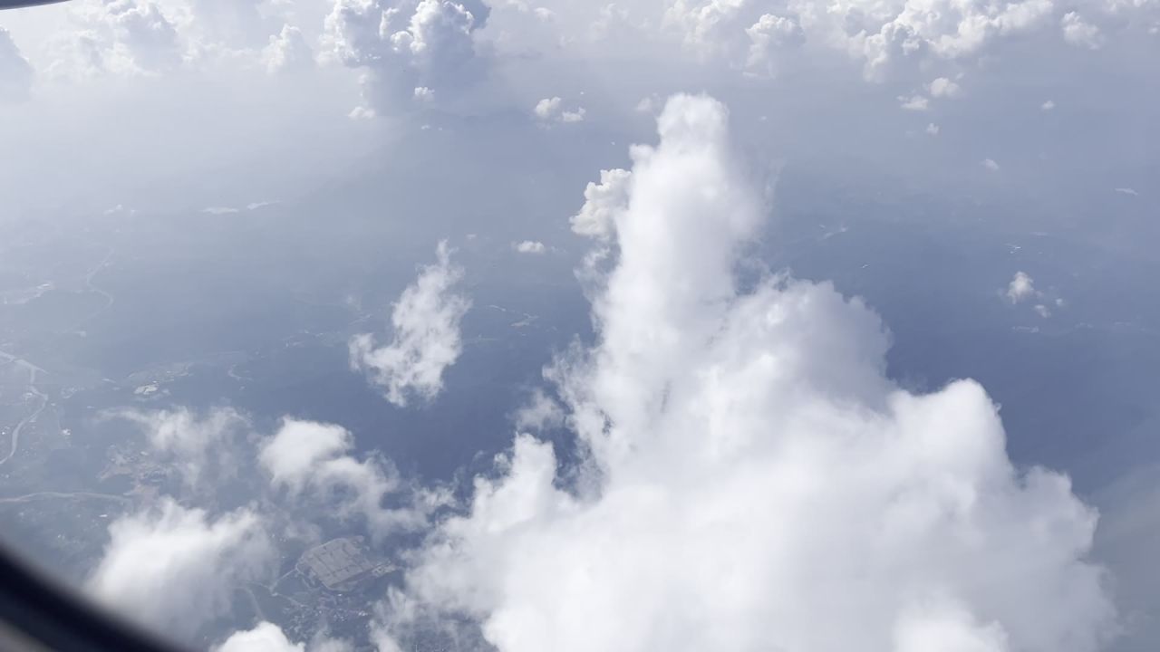 从飞机窗口望出去看到天空和云层