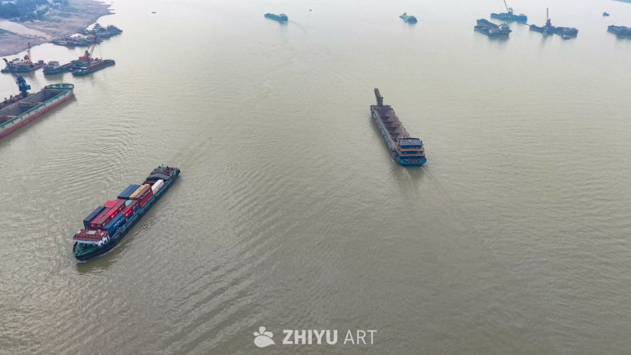 繁忙的河流货运场景