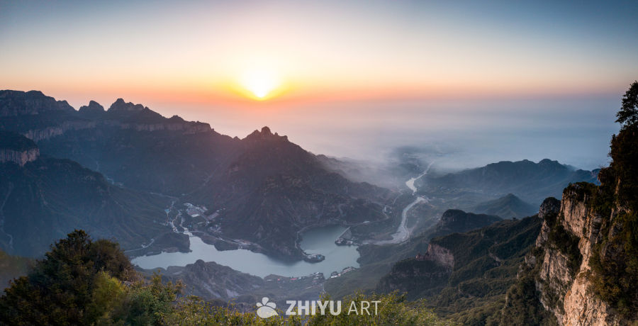 日出山间