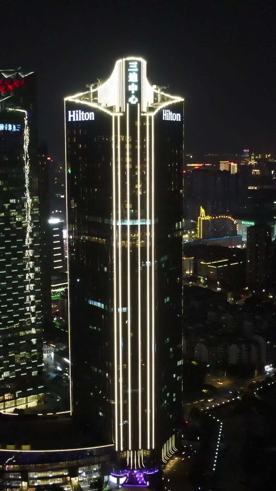 璀璨夜幕下的希尔顿酒店