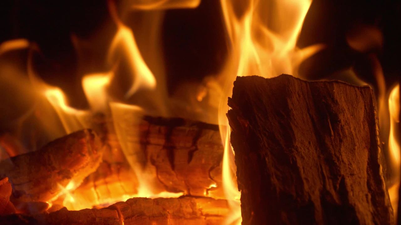 燃烧的木柴炭火 30