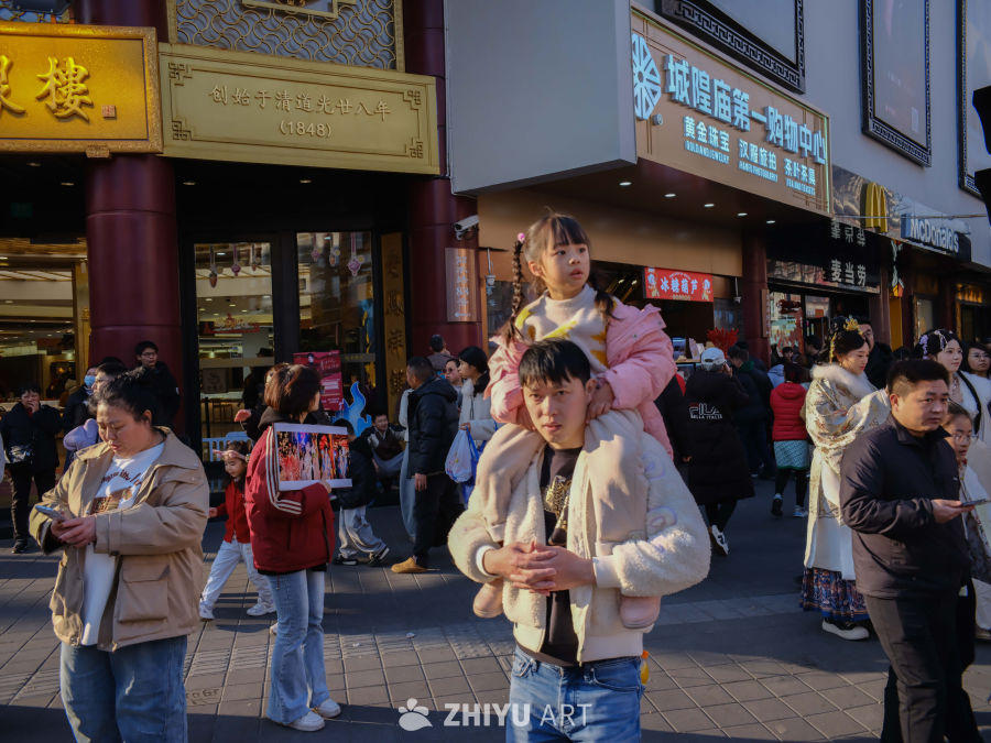 父亲背女儿逛街