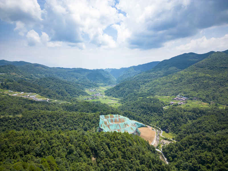  祖国壮丽山河蓝天白云青山森林摄影图