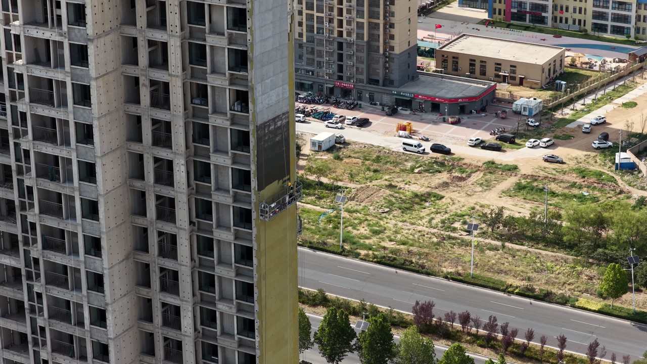 高楼施工中的繁忙景象
