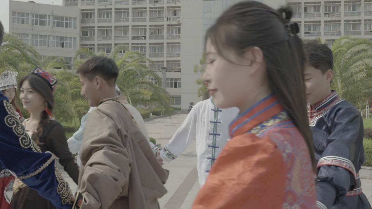 传统服饰下的家庭幸福时光