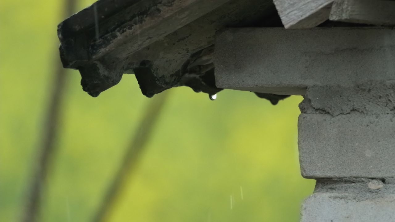 下雨瓦片滴水慢镜头4K