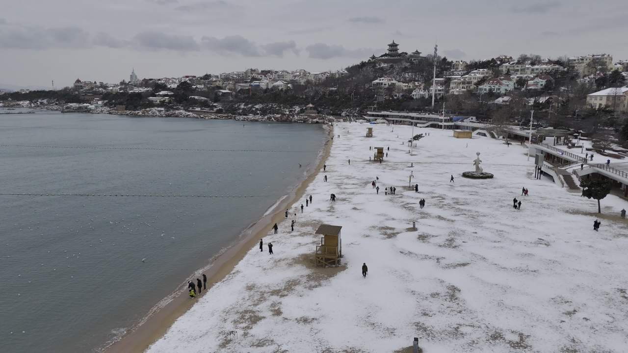 青岛市南老城区小鱼山海边雪景航拍 3