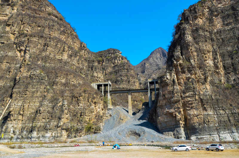 北京市 房山区十一渡飘流处山间的铁路