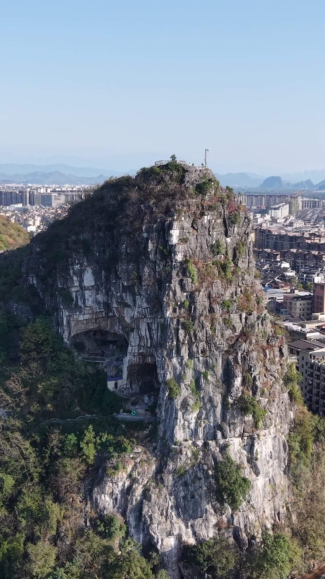 竖版航拍桂林穿山公园 