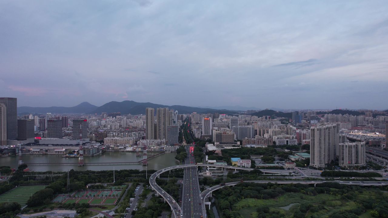 福建泉州夕阳晚霞夜幕降临拥堵交通车辆行驶航拍 