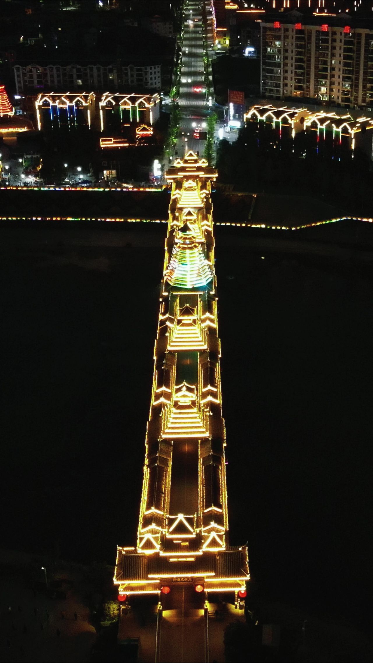 侗族特色建筑风雨桥鼓楼夜景竖屏